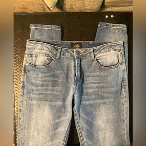 All’ee skinny ankle jeans in 29” waist.  Excellent condition